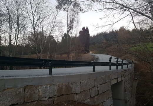 O Concello de Frades reabre á circulación a ponte sobre o Río Maruzo, tras as obras de construción dunha nova infraestrutura nas que se investiron máis de 82.000 euros